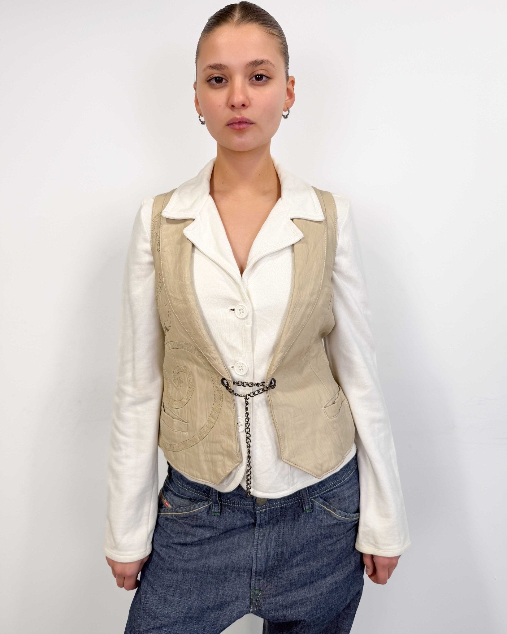 The Yonni leather vest - rig vert