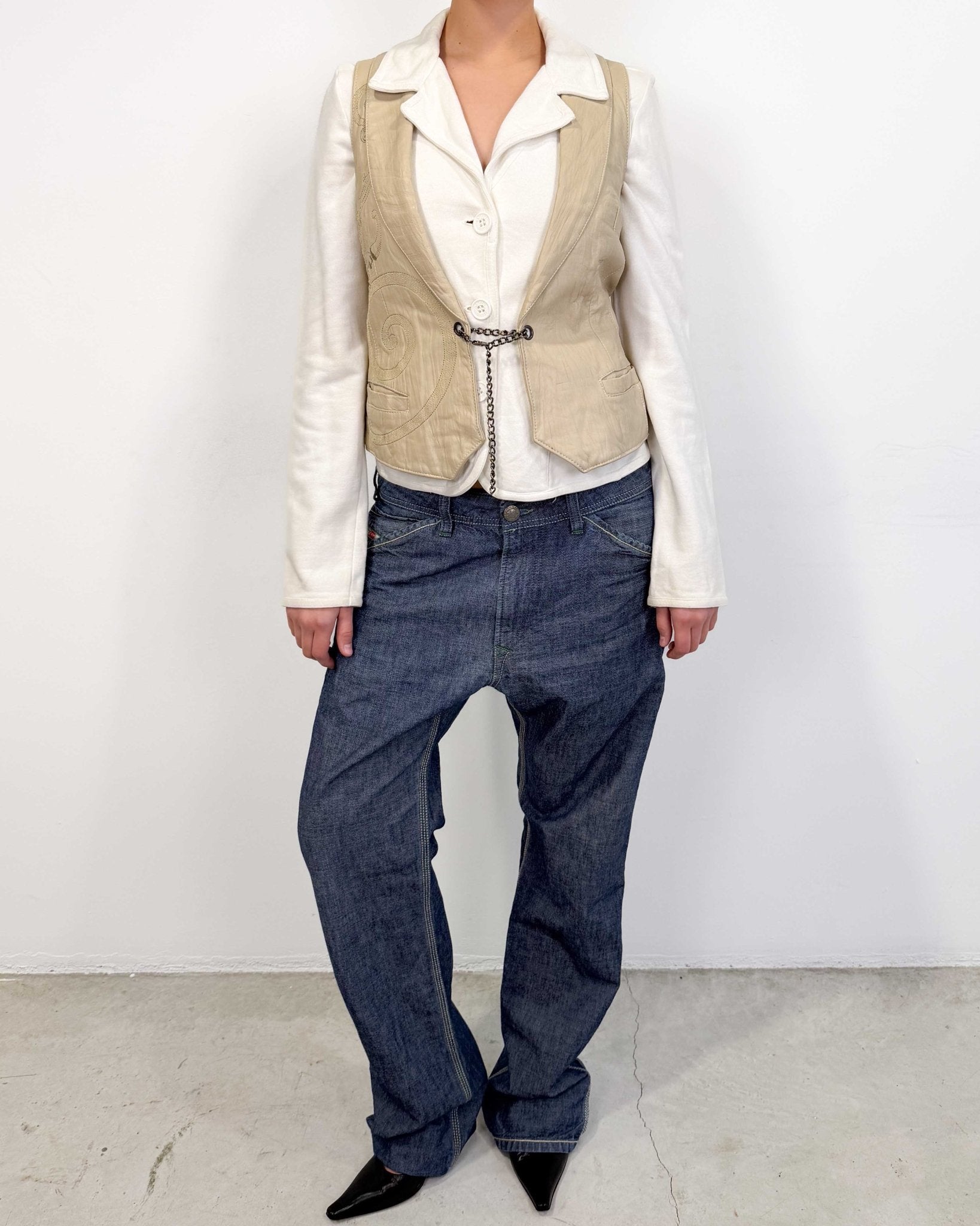 The Yonni leather vest - rig vert